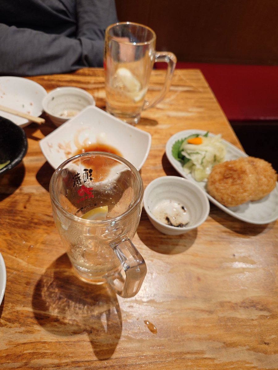 yokoduna45's tweet image. 先日、学生時代からの親友と久々に会った。
長年の付き合いだから、『久々にサシで飲みたい』って誘われたら何を話したいかはだいたい察したし、もう出会ってから25年経つとかお互いに腹抱えて笑うくらい衝撃だった
高校から四半世紀かぁ
だいぶ変わったなぁ…(当時120kgあった)