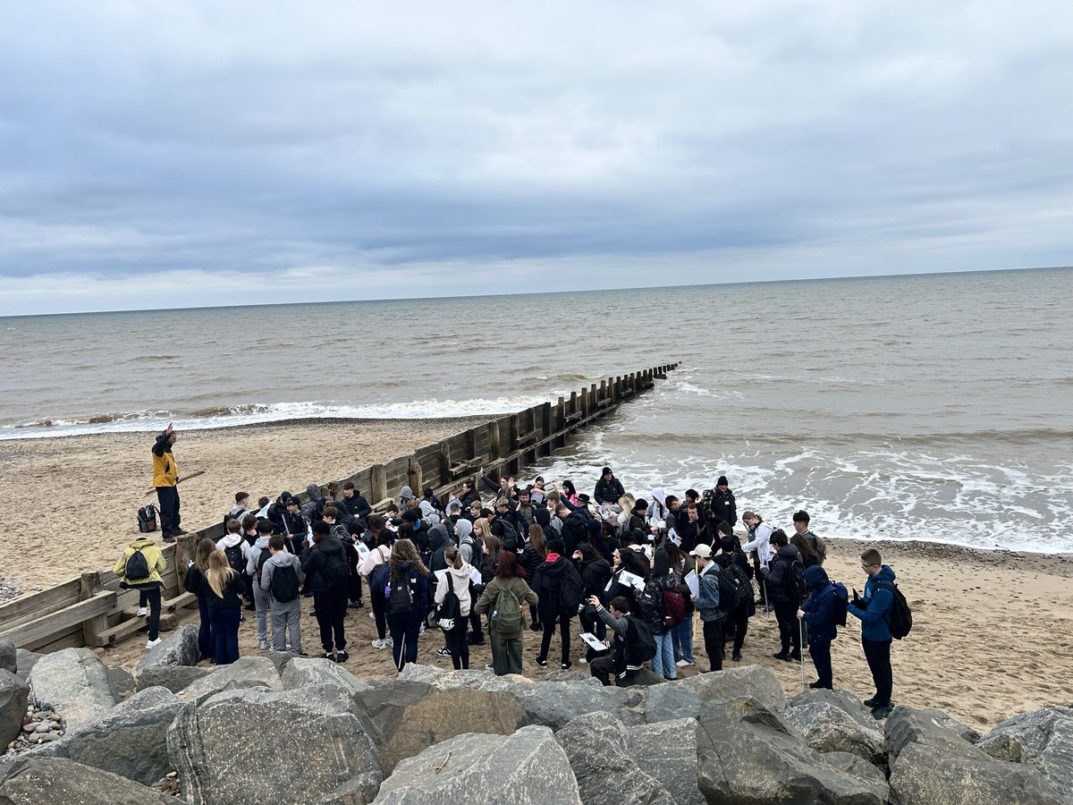 KearsleyAcademy's tweet image. Y10 GCSE Geography field trip to Hornsea to measure the groynes as part of coastal management #gcse @NorthernEdTrust #groyne #costalmanagement