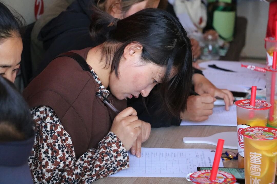In Yulin, Shaanxi, female delivery riders are redefining what success means through the "All-New Women" program.. In a “Wealth Check” game, women bid on their own values and dreams, exploring true self-worth. The project supported by Shaanxi Women's Federation’s initiative helps