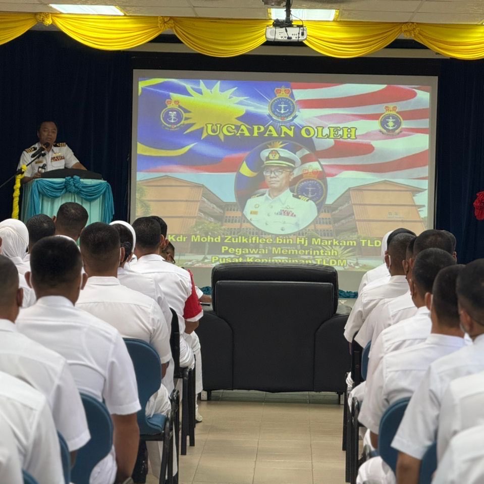 PEMAKAIAN TOHA PEMEGANG PANGKAT BAGI MODUL KEPIMPINAN DAN PENGURUSAN PENYELIA SIRI 4/25

Majlis Pemakaian Toha Pemegang Pangkat kepada Pelatih Modul Kepimpinan dan Pengurusan Penyelia Siri /25 telah disempurnakan oleh Pegawai Memerintah PK TLDM.