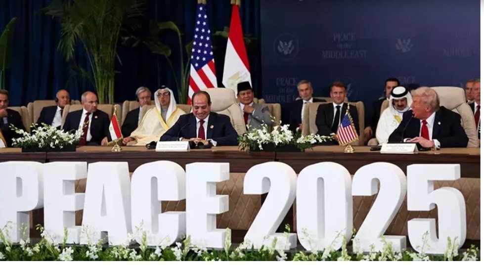 Sihirbazlar geldiklerinde, Firavun'a, “Biz üstün gelirsek, bize bir ödül vereceksin, değil mi?” dediler. Firavun, “Evet, o taktirde siz gözde kimselerden/sadık adamlarımdan olacaksınız” dedi.Şuara suresi 41
Günümüzün Firavunu Trump ve onun sadık sihirbazları!