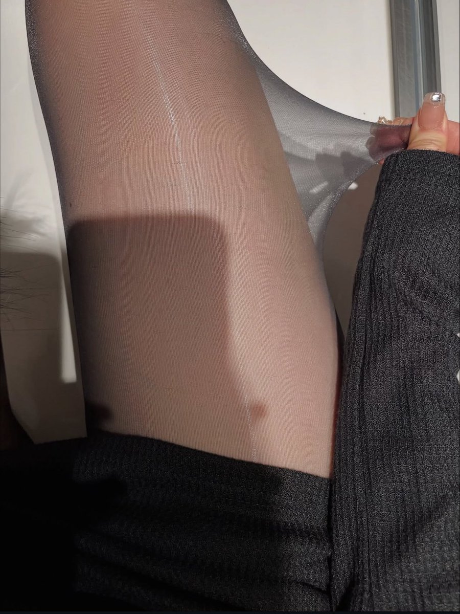 怎么北京能这么冷..感觉丝袜穿不了几天了，家里囤了一堆穿过的，晚上有没有超级棒的会spa的给我温暖下，臭袜子送你😽