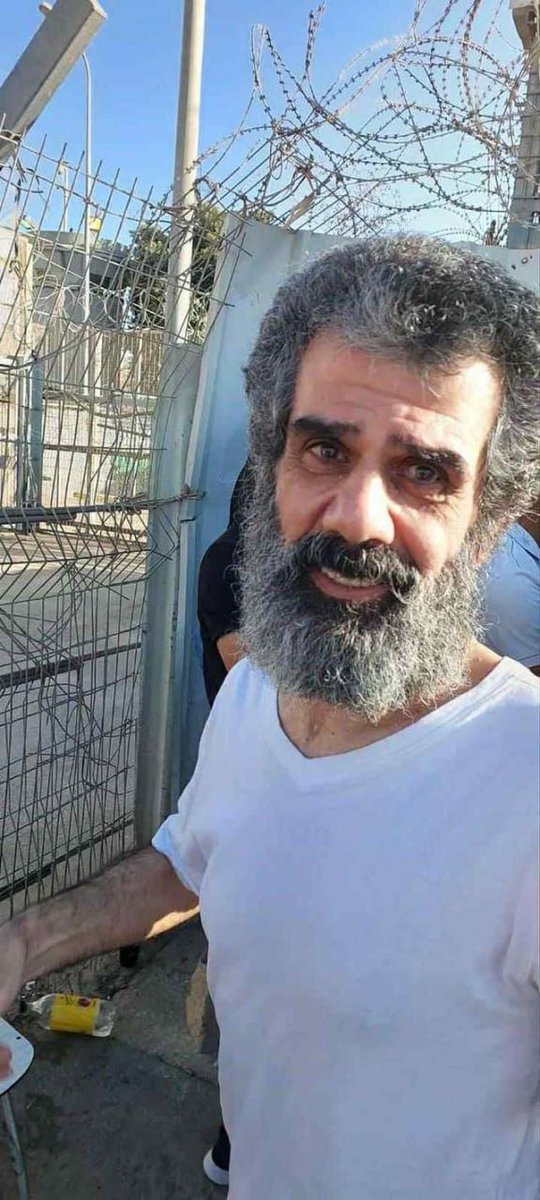 18 yıl tek kişilik hücrede tutulan Filistinli mahkum Nedal Abu Akr, takas anlaşmasının sonucunda serbest bırakıldı.

18 yıl boyunca, hiçbir yüz görmedi, hiçbir yakınının veya arkadaşının sesini duymadı.

Akr’ın, bu süre boyunca hücre duvarlarının ötesindeki dünyaya dair en ufak