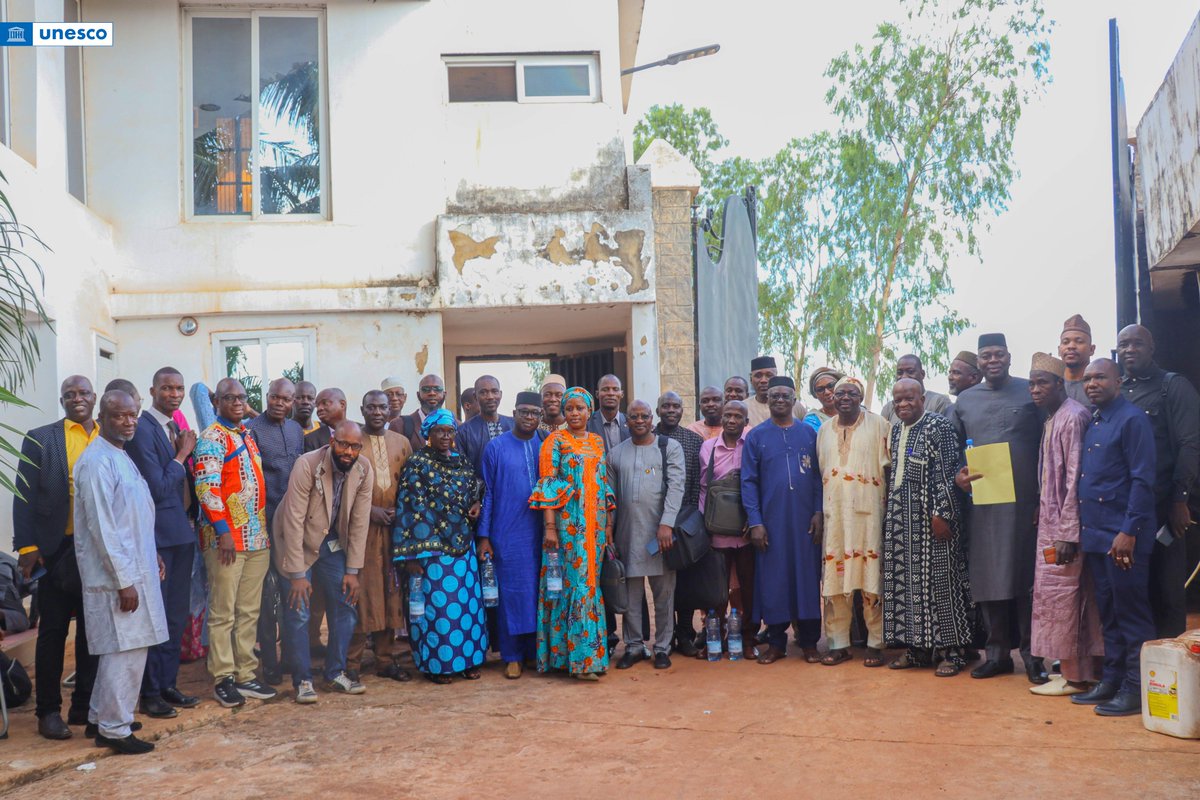 UnescoBamako's tweet photo. À l’occasion de la célébration de la journée mondiale des enseignants (5 octobre), le MEN et @UnescoMali ont organisé une session de partage des résultats de l’atelier régional tenu à Nouakchott et des résultats du projet « Améliorer l’enseignement dans la région du Sahel ». https://t.co/cYxD8b5Bgt