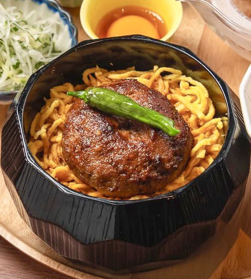 gourmetroad5's tweet image. 東京都新宿駅近くにあるお店「Mr.Gentleman西武新宿店」の、ビーフハンバーグを鉄板でじっくり焼き上げてご飯に乗せた「ブラックアンガスビーフハンバーグひつまぶし」✨

卵黄と混ぜて食べても、最後に鰹だしをかけてひつまぶしにしても美味しく食べられます！#PR