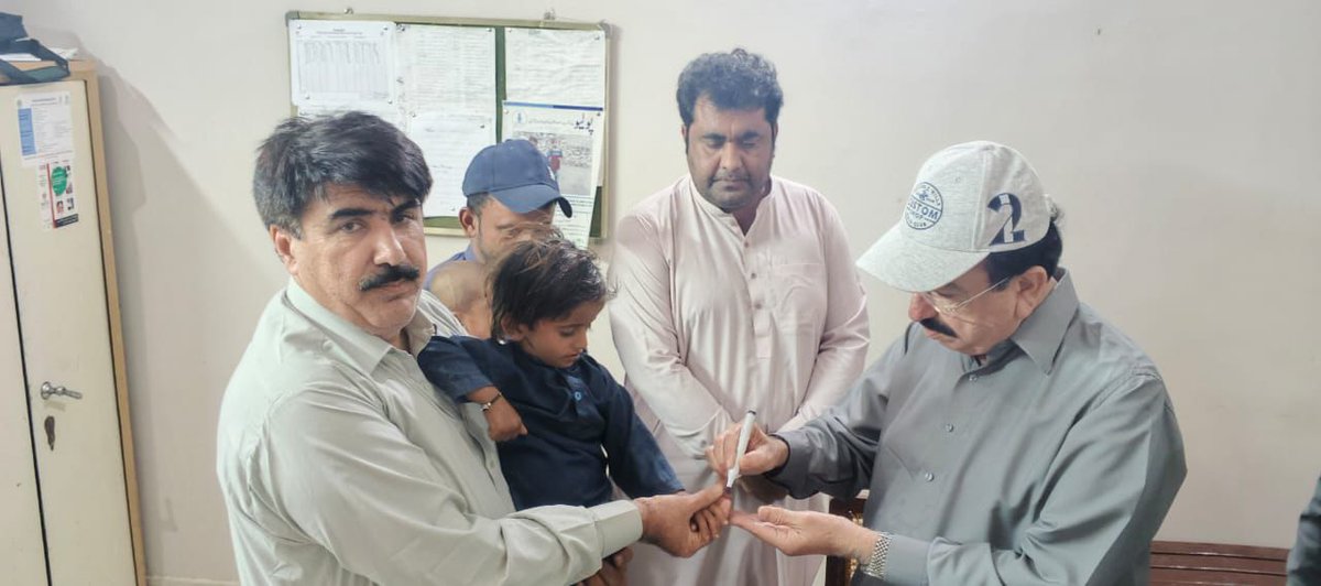 sindhinfodepart's tweet image. کراچی:پولیو کے خلاف جنگ قومی فریضہ، غفلت برداشت نہیں، مشیر وزیراعلیٰ سندھ گیانچند اسرانی
کراچی: مشیر وزیراعلیٰ گیانچند اسرانی کا تحصیل تھانہ بھولا خان کی بیسک ہیلتھ یونٹ سری کا دورہ، پولیو مہم کا جائزہ
کراچی:گیانچند اسرانی کاپولیو ٹیموں کی کارکردگی اور فیلڈ میں موجود طبی عملے…