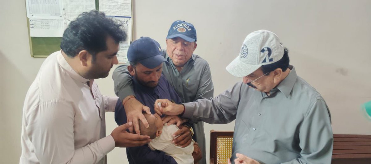 sindhinfodepart's tweet image. کراچی:پولیو کے خلاف جنگ قومی فریضہ، غفلت برداشت نہیں، مشیر وزیراعلیٰ سندھ گیانچند اسرانی
کراچی: مشیر وزیراعلیٰ گیانچند اسرانی کا تحصیل تھانہ بھولا خان کی بیسک ہیلتھ یونٹ سری کا دورہ، پولیو مہم کا جائزہ
کراچی:گیانچند اسرانی کاپولیو ٹیموں کی کارکردگی اور فیلڈ میں موجود طبی عملے…