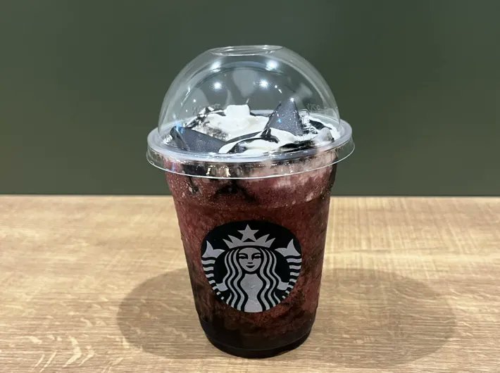 grapeejp's tweet image. スタバ新作『アサイーベリーフラペチーノ』をレビュー!
ホイップの中から覗いていたのは…🐈⬛
スタバのハロウィン新作は、まさかの『アサイー味』 黒猫をイメージしたビジュアルが魅惑的で… grapee.jp/2089202 @grapeejpより