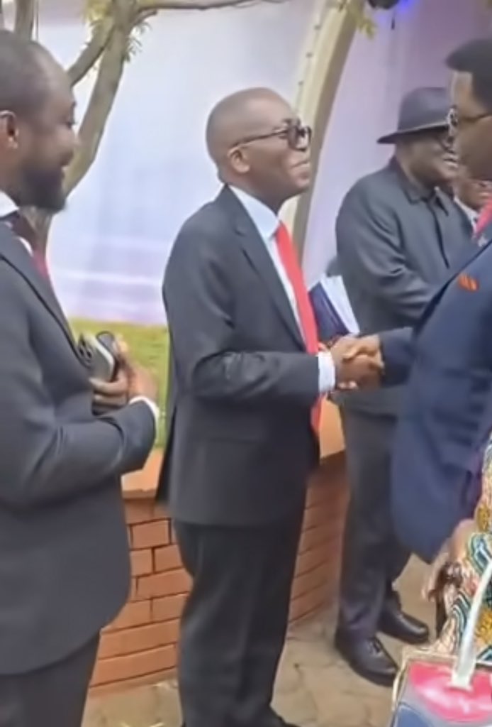 Le gouvernement congolais doit instruire le ministre de l’Intérieur,  de suspendre les activités du parti politique LGD de  Matata Ponyo, après que ce dernier a accusé l’État congolais d’être à la base de son enlèvement. Et aujourd’hui, il réapparaît au Kenya, O côtés de Kabila