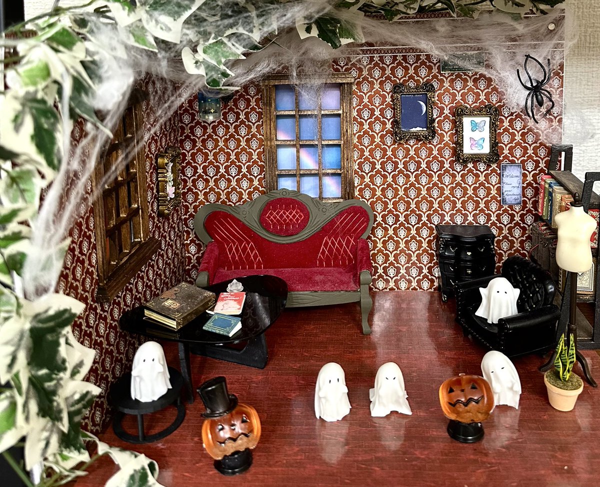 これがこう🕸
クモちゃんは苦手な方もいるので、端っこに付けたよ☺️
人間用のハロウィングッズショップで買った、お家を蜘蛛の巣で飾る為の綿っぽいふわふわした布です
裂いたりちぎって使うのですが、ドールハウスには多いので余りまくりました😂
 #ドールハウス