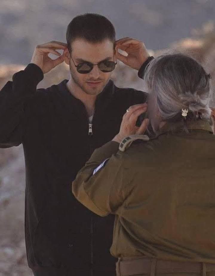 مستغربه جدا على احوال الاسرى. الاسرائيليين 
يعني  مثلا دا واحد كان معتقل 24شهر تحت الأرض!!
دا ولا الي راجع من الساحل