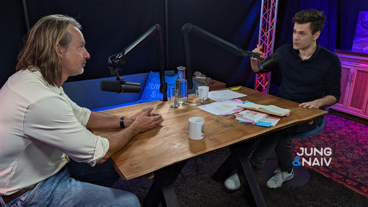 aahsh's tweet photo. #BehindTheScenes of @JungNaiv
Live: @TiloJung interviewt Richard David Precht zu seinem neuen Buch #Angststillstand
Hans notiert die besten Zuschauerfragen aus dem Livechat:
https://t.co/IzyJ5yavT4 https://t.co/JrqEfJtefj