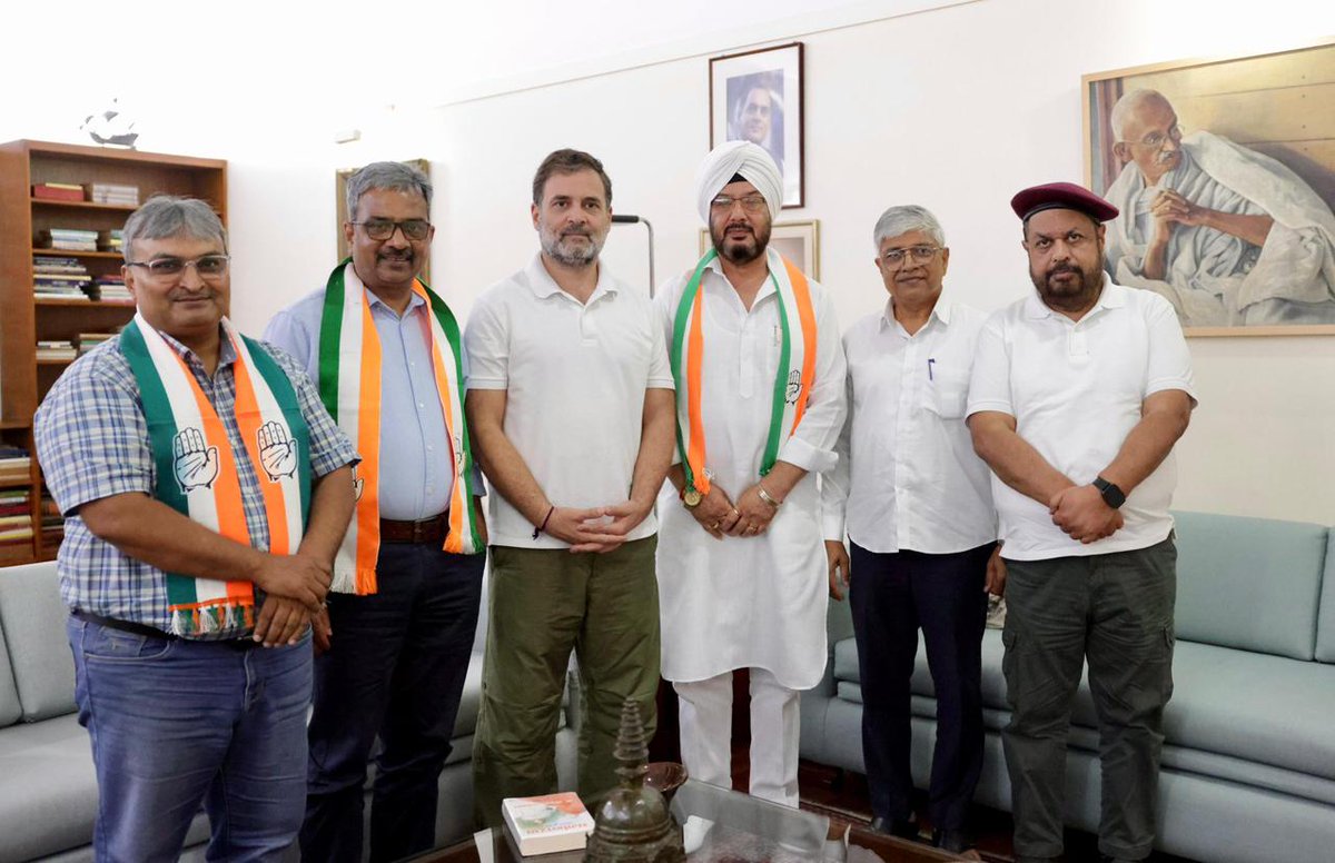 manibhushan6722's tweet image. संविधान की रक्षा,
वोट के अधिकार की रक्षा,
आम आदमी के अधिकारों की रक्षा,
कांग्रेस का हाथ हर भारतीय के साथ।
भाई राजेश राम, बिहार प्रदेश कांग्रेस अध्यक्ष के नेतृत्व में बदलेगा बिहार,
हर युवा को मिलेगा सरकारी नौकरी
कांग्रेस का हाथ ,सबके साथ।
भाई राजेश राम ज़िन्दाबाद,
महागठबंधन जय