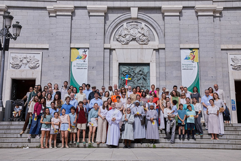 archimadrid's tweet photo. 📰Manuel Cuervo, ante el #DOMUND: «Nuestros misioneros llevan esperanza allí donde todavía no se ha escuchado la Palabra que da vida eterna»

🌏@archimadrid cuenta con 560 misioneros que están en 87 países de los 5 continentes

@OMP_ES @supergesto

https://t.co/DyRlfbtQFn https://t.co/MPjHz62ds6