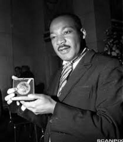 14 de octubre de 1964, el estadounidense Martin Luther King, obtuvo el Premio Nobel de Paz.

«La oscuridad no puede expulsar a la oscuridad, solo la luz puede hacerlo. El odio no puede expulsar al odio, solo el amor puede hacerlo»
