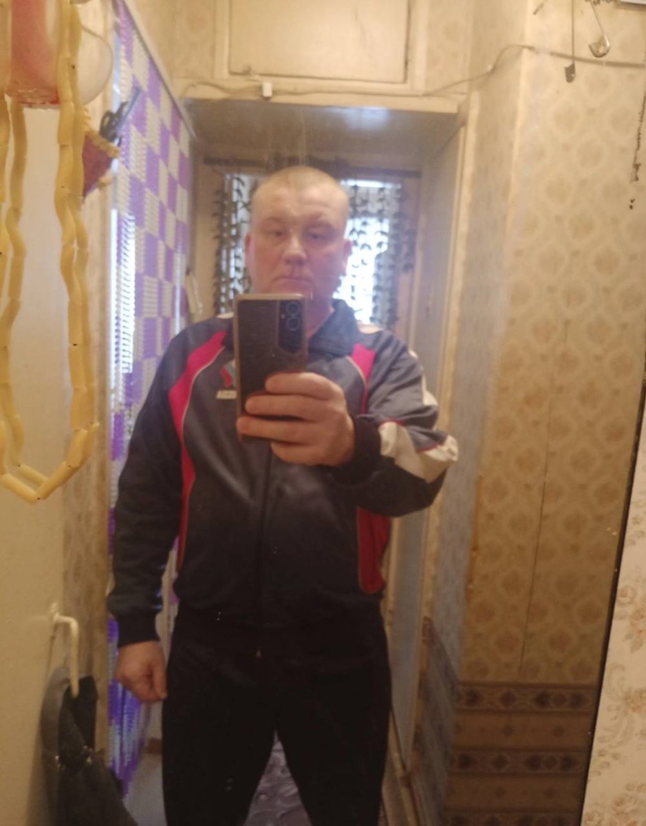 mediazzzona's tweet image. Череповчанина приговорили к 3 годам колонии за призывы «расстрелять Путина вместе с ЕР»

47-летнего Александра Братахина признали виновным по статье об оправдании терроризма из-за трех комментариев во «ВКонтакте»:

 — «Я и здоровый да хуй на войну пойду. Путина расстрелять вместе…