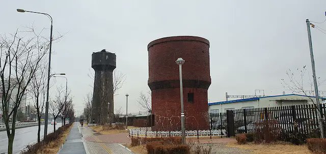 OPENHOUSE Seoul (@ohseoul2014) on Twitter photo <a href="/ohsuwon2025/">OPENHOUSE Suwon</a> Visit Yourself
수원역 급수탑
수원역 남쪽에는 증기기관차에 물을 공급하던 급수탑 두 기가 나란히 보존되어 있습니다. 회색 콘크리트 탑은 1905년 경부선 광궤철도용이고, 붉은 벽돌 탑은 1937년 수인선 협궤철도용으로, 동일 부지에 국철과 사철 급수탑이 함께 남아있는 매우 드문 사례입니다. <a href="/ohsuwon2025/">OPENHOUSE Suwon</a> Visit Yourself
수원역 급수탑
수원역 남쪽에는 증기기관차에 물을 공급하던 급수탑 두 기가 나란히 보존되어 있습니다. 회색 콘크리트 탑은 1905년 경부선 광궤철도용이고, 붉은 벽돌 탑은 1937년 수인선 협궤철도용으로, 동일 부지에 국철과 사철 급수탑이 함께 남아있는 매우 드문 사례입니다.
