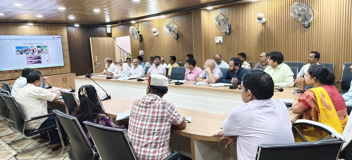 विभिन्न विकास कार्यक्रमों की समीक्षा बैठक विकास भवन सभागार #सोनभद्र में की गई जिसमें DDO, DC (MNREGA), BSA, DPRO, समस्त खंड विकास अधिकारी व समस्त सहायक विकास अधिकारी (पं०) उपस्थित रहे। <a href="/UpRuralDev/">U.P. Rural Development Dep</a> <a href="/DmSonbhadra/">DM/DEO Sonbhadra</a> <a href="/CMOfficeUP/">CM Office, GoUP</a>