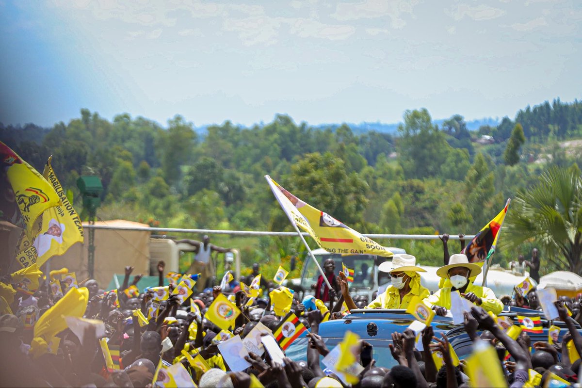 ampumuza_isaac's tweet photo. President @KagutaMuseveni in Maracha today — engaging citizens on unity, peace, and wealth creation. #ProtectingTheGains 💛🇺🇬 📸@BonnyKarogo https://t.co/VyDEtbP8ZP