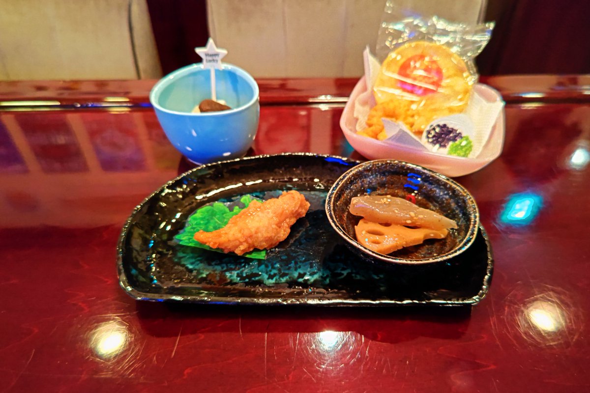 #広島市 #ゲイバー #スナックひろひろ
今日のお通し

骨無し甘辛チキン  あ～んど  こんにゃくと蓮根のピリ辛煮  あ～んど  乾き物  あ～んど  フルーツちょびっと。

美味しいわよ～ん。🐷