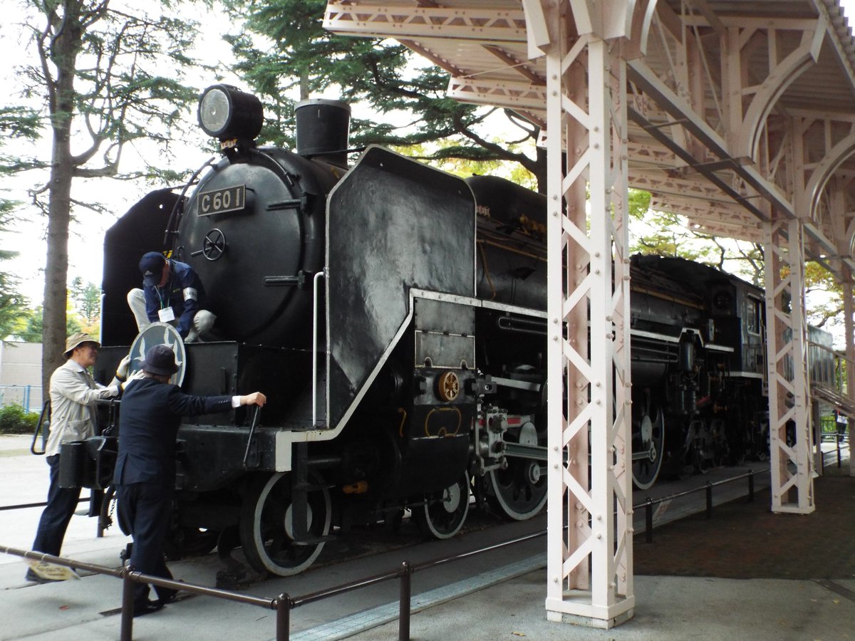 9687Pi's tweet photo. 7年前の今日 #鉄道の日 は
「はつかり」を見に西公園ろぐまる広場へ
先日、秋季清掃作業が行われたそうで
ご参加の皆様、ありがとうございました。
近いうちにまた会いに行きたいところ
ミニC601にもいつか会いたい
ヘッドマークを誇らしげに掲げるC60 1に、再び会えることを願って
#C601 https://t.co/yvCQCNeNTe