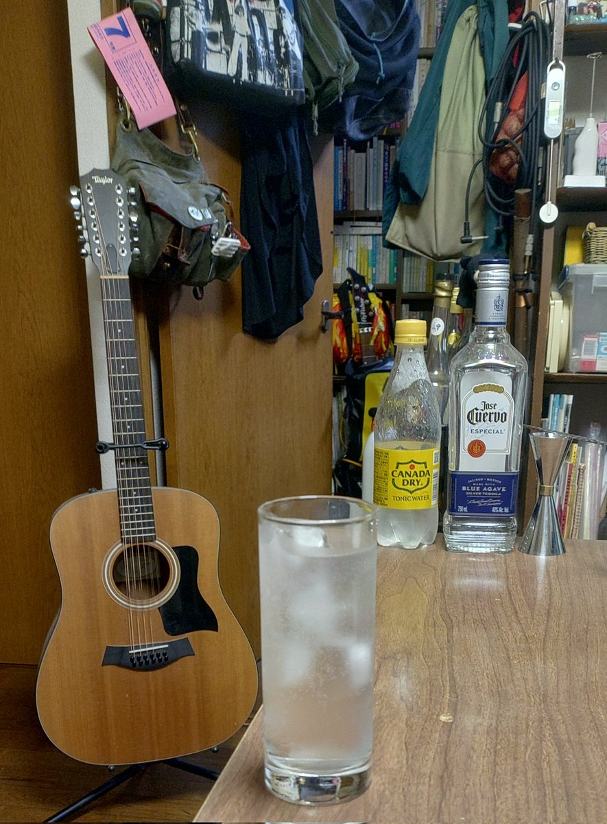 今日は出張校正3時間半20頁、他に生産的作業なし。TNTを飲ませてください。
度数16%、tequila 'n tonicでTNT。トリニトロトルエンではないよ