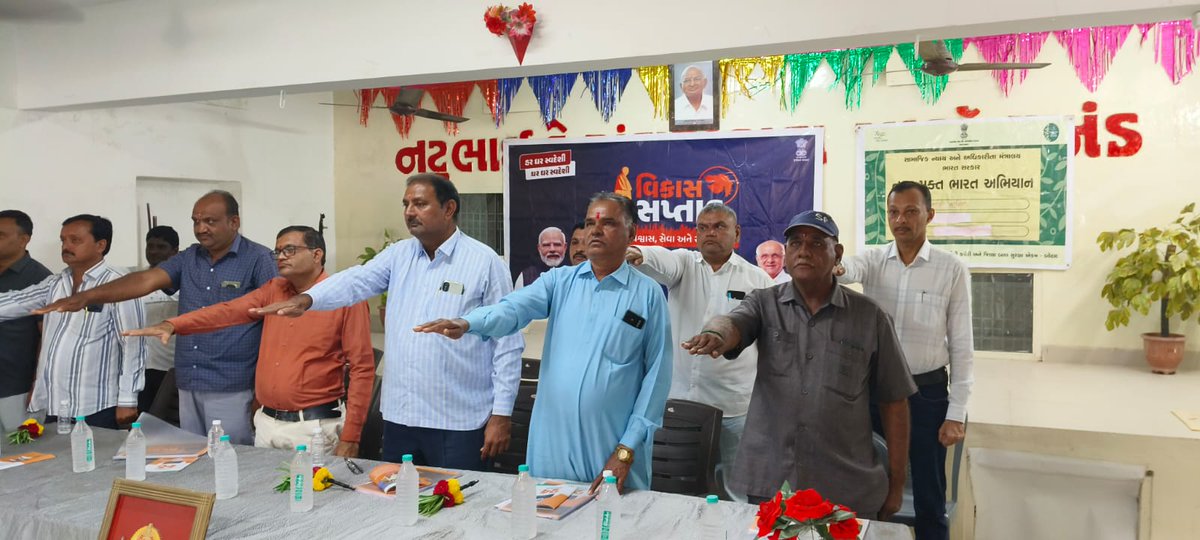 cdho_botad's tweet image. આજરોજ બોટાદ જિલ્લાના માંડવા ગામ ખાતે વિકાસ સપ્તાહ કાર્યક્રમ અંતર્ગત ગ્રામજનો દ્વારા ભારત વિકાસ પ્રતિજ્ઞા લીધેલ તેમજ PHC માંડવાના આરોગ્ય સ્ટાફ દ્વારા લાભાર્થીને જરૂરી દવાઓનું વિતરણ કરવામાં આવેલ. @MandvaP6631 @AamMandva98564