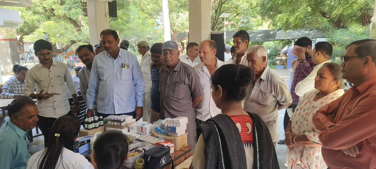 cdho_botad's tweet image. આજરોજ બોટાદ જિલ્લાના માંડવા ગામ ખાતે વિકાસ સપ્તાહ કાર્યક્રમ અંતર્ગત ગ્રામજનો દ્વારા ભારત વિકાસ પ્રતિજ્ઞા લીધેલ તેમજ PHC માંડવાના આરોગ્ય સ્ટાફ દ્વારા લાભાર્થીને જરૂરી દવાઓનું વિતરણ કરવામાં આવેલ. @MandvaP6631 @AamMandva98564