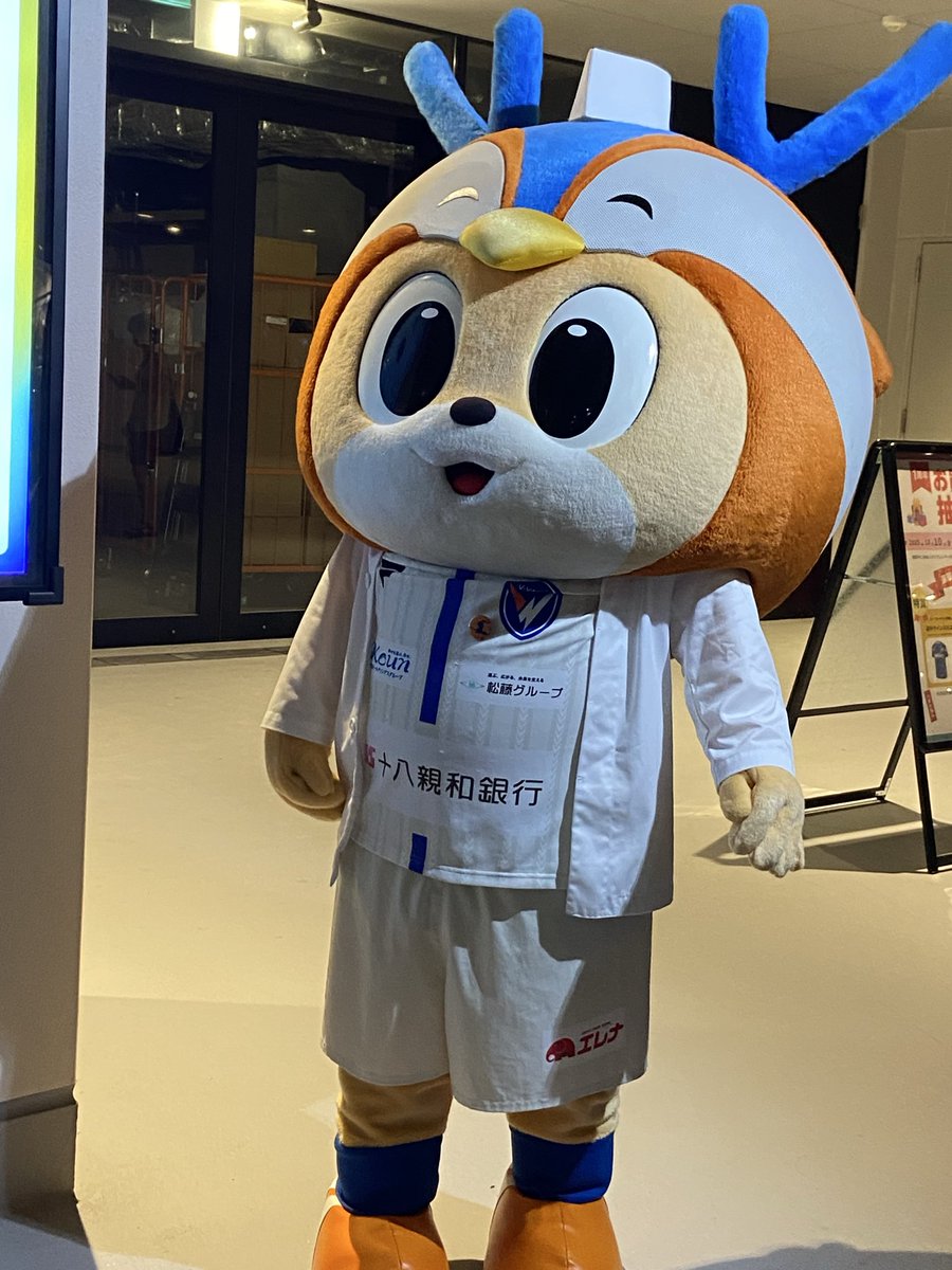 ヴィヴィくんとのお写真撮影会でもふもふなおててをつないでもらいました🥹
その後ニュースの出番にスタンバイ中のヴィヴィくん☺️今日も元気をありがとう🌟