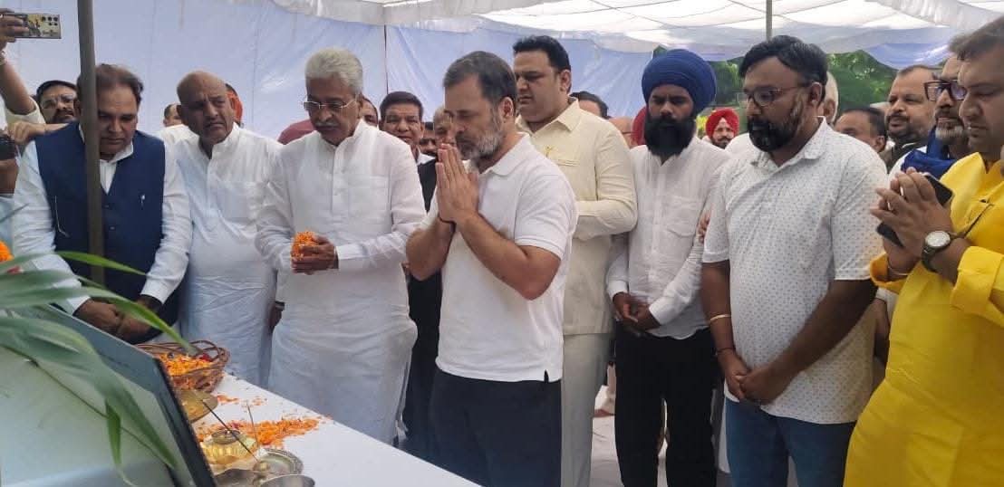 आज नेता विपक्ष राहुल गांधी जी ने दिवंगत आईपीएस अधिकारी पूरन कुमार को श्रद्धांजलि अर्पित की।

इस दुख की घड़ी में कांग्रेस पार्टी पूरन कुमार जी के परिवार के साथ मज़बूती से खड़ी है।