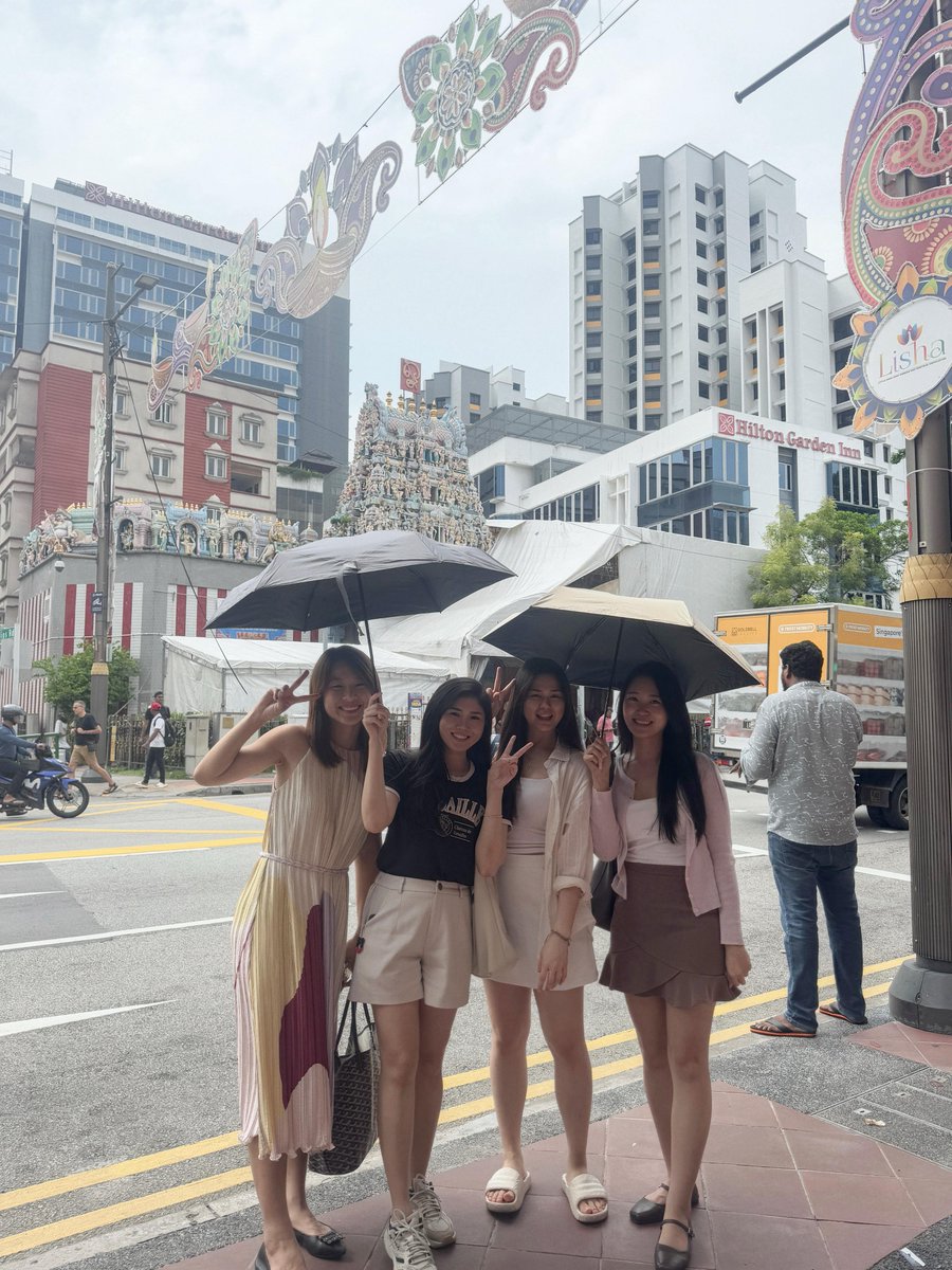 Declarators_'s tweet image. Team Declarators HR celebrated Deepavali 2025 by exploring and immersing themselves in the vibrant sights, sounds, and flavours of Little India’s festive streets and bustling night bazaar.

#Declarators #Diwali2025 #HappyDiwali #Deepavali2025