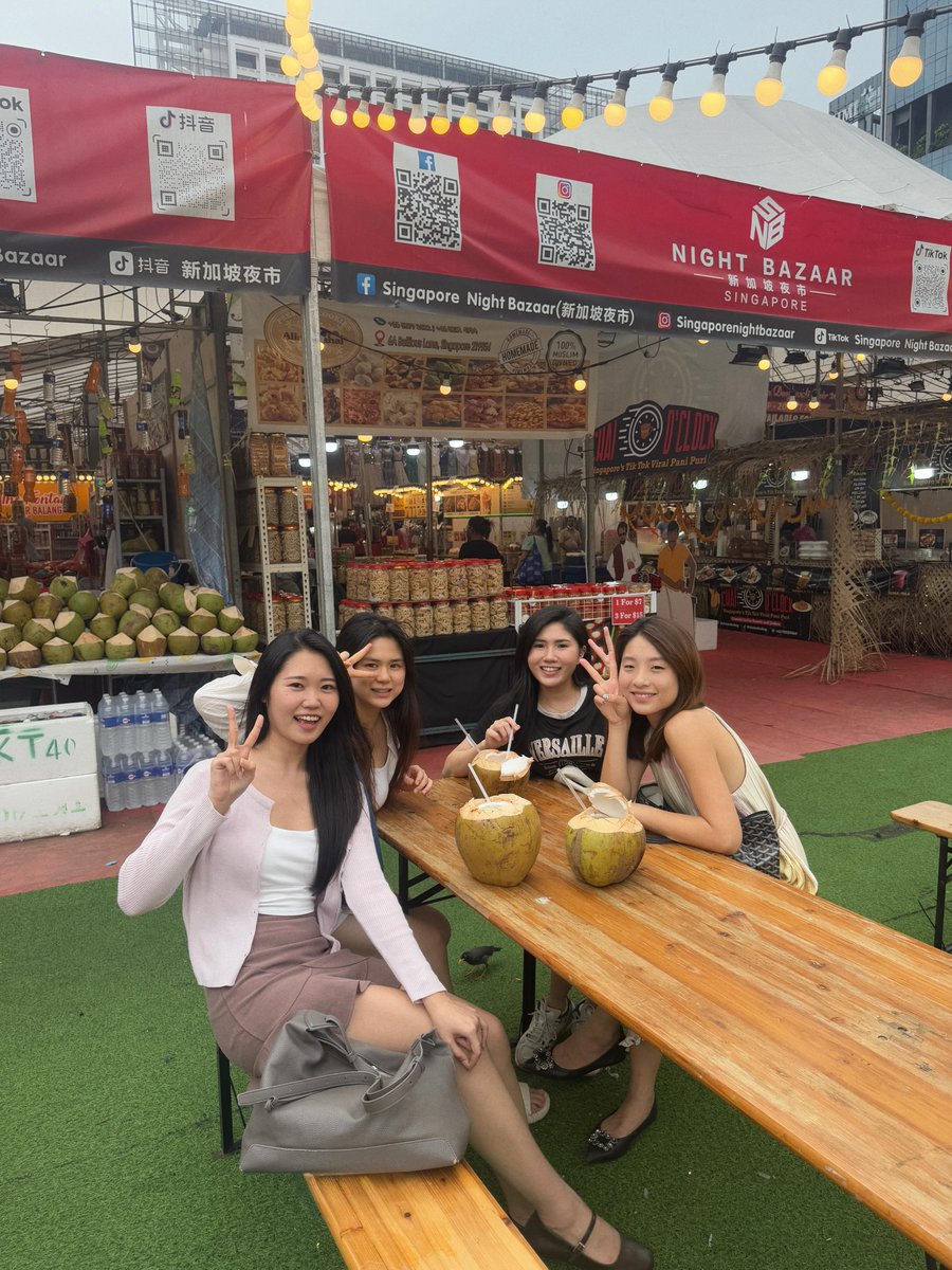 Declarators_'s tweet image. Team Declarators HR celebrated Deepavali 2025 by exploring and immersing themselves in the vibrant sights, sounds, and flavours of Little India’s festive streets and bustling night bazaar.

#Declarators #Diwali2025 #HappyDiwali #Deepavali2025