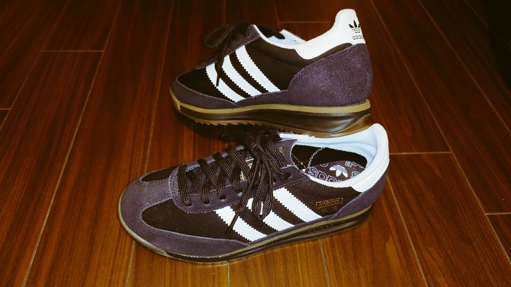 adidas公式はやい早速SL･72届きました😄
sambaと比較するとやや踵の部分に向けてソールが厚くなってるのかな、大差ないけどペッタンコ感はやや負けてますね
でもクッション性が良いので◎
このカラーはアッパーの生地がナイロンではなくキャンバスです😘👟