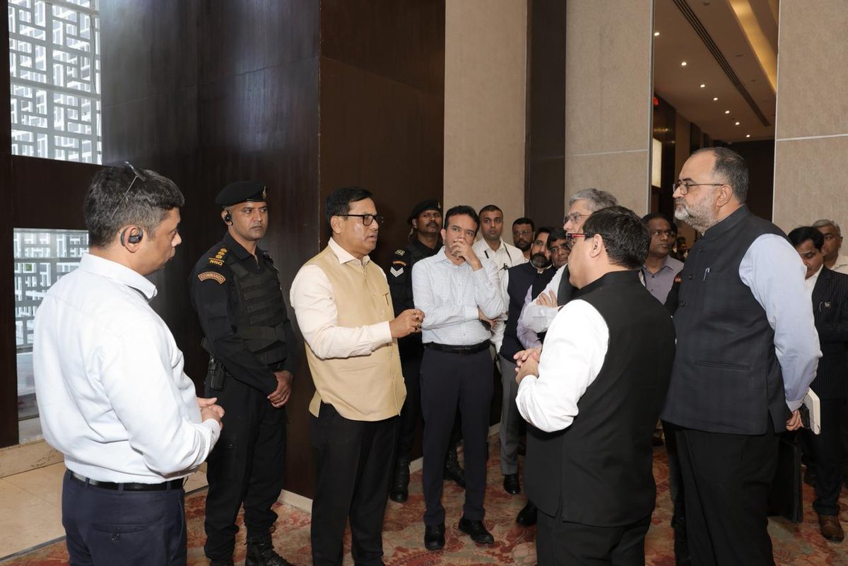 ocjain4's tweet image. When @sarbanandsonwal @imw_gov @narendramodi @shipmin_india talk transformation, the world listens. ₹80 lakh crore to turn India into a maritime powerhouse at #IMW2025PressConference. Future is coming to Mumbai!