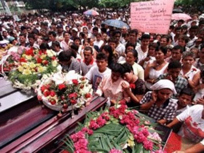 ligia281243's tweet image. Hace 25 años 80 paramilitares comandados por &quot;Cadena&quot; y mandados por el senador Álvaro García Romero y el gobernador Miguel Nule Amín, llegaron a Macayepo, corregimiento del Carmen de Bolívar, mataron a garrote a 15 campesinos y desplazaron la población.

#SinOlvido
#NoVolverán