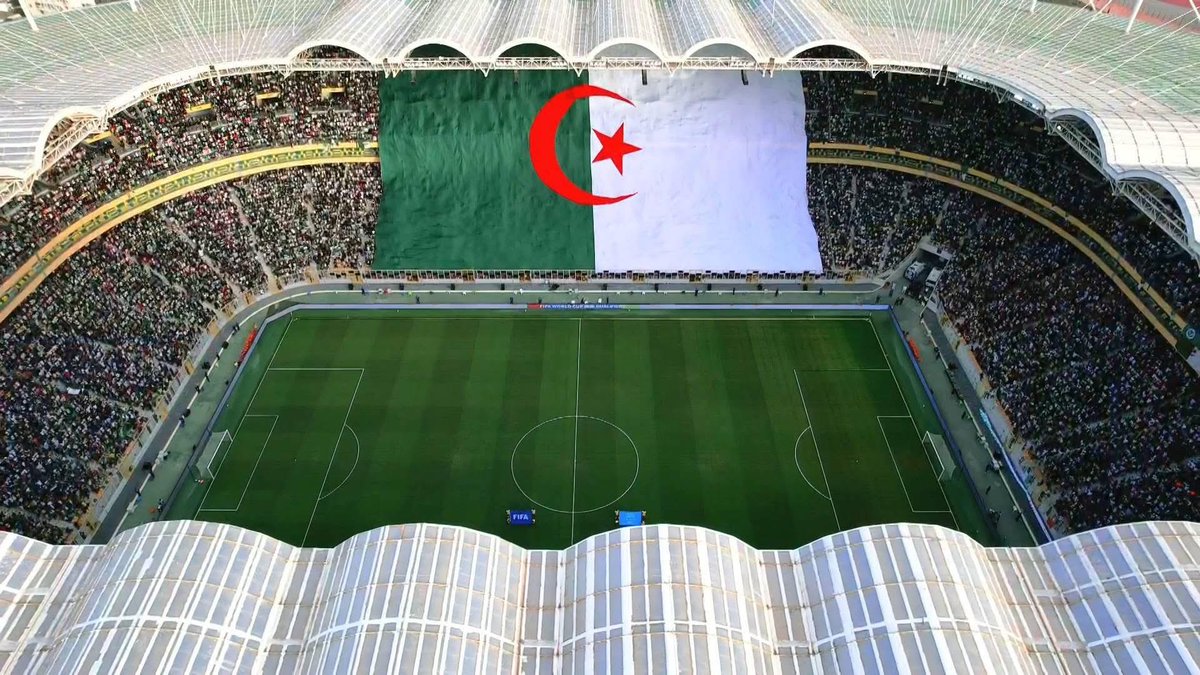 LeLienofficiel's tweet photo. 🏟️🇩🇿 Le drapeau géant de l’Algérie recouvre les gradins du stade Hocine Aït Ahmed à Tizi Ouzou https://t.co/4laFGMoy7I