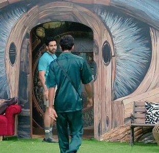 Bajaj Ran Away From His Bathroom duty saying “I’m burnt  but can still Hit the Gym 

Baseer found out, stopped his own work and made sure Bail cleaned the Bathroom First

Without even being the captain he runs the house like a  Boss🔥
Well Done👏🏻

#BaseerAli #BiggBoss19 #BB19