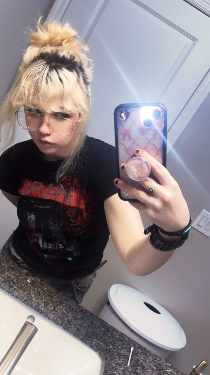 eternaltalis's tweet image. adrian chase glasses for da day🙂‍↕️🔥