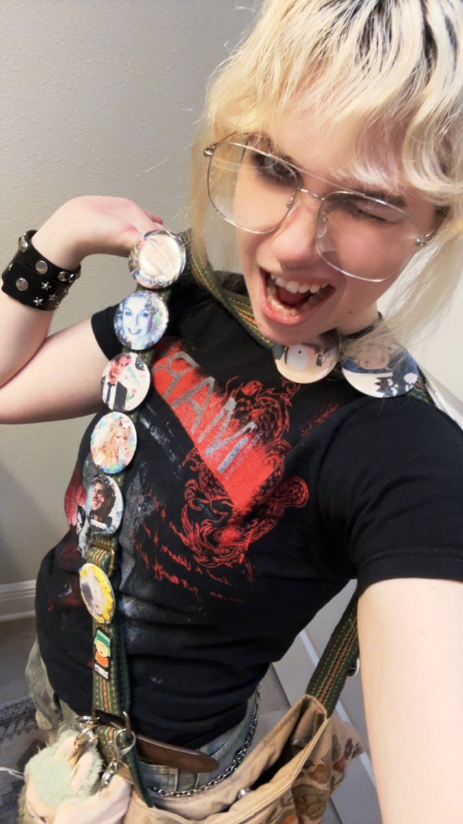 eternaltalis's tweet image. adrian chase glasses for da day🙂‍↕️🔥