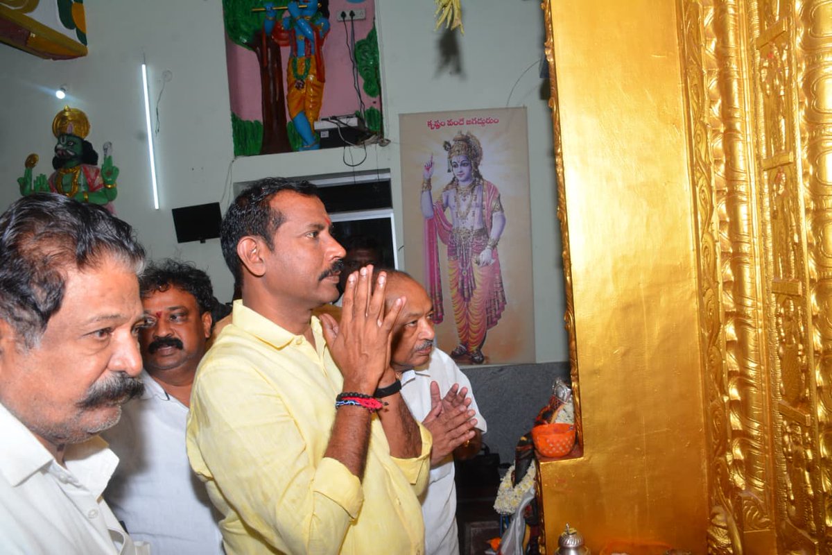 Pallasrinivas4u's tweet image. రాష్ట్ర తెలుగుదేశం పార్టీ అధ్యక్షులు శ్రీ పల్లా శ్రీనివాసరావు గారు ఈరోజు కర్నూలులోని శ్రీకృష్ణ దేవాలయాన్ని దర్శించుకుని వేద పండితుల ఆశీర్వచనాలు తీసుకున్నారు. 16వ తేదీన జరిగే మహాసభ ఘనవిజయం సాధించాలని ప్రత్యేక పూజలు చేశారు.

#PallaSrinivasaRao #TDPStatePresident #TDP #Kurnool