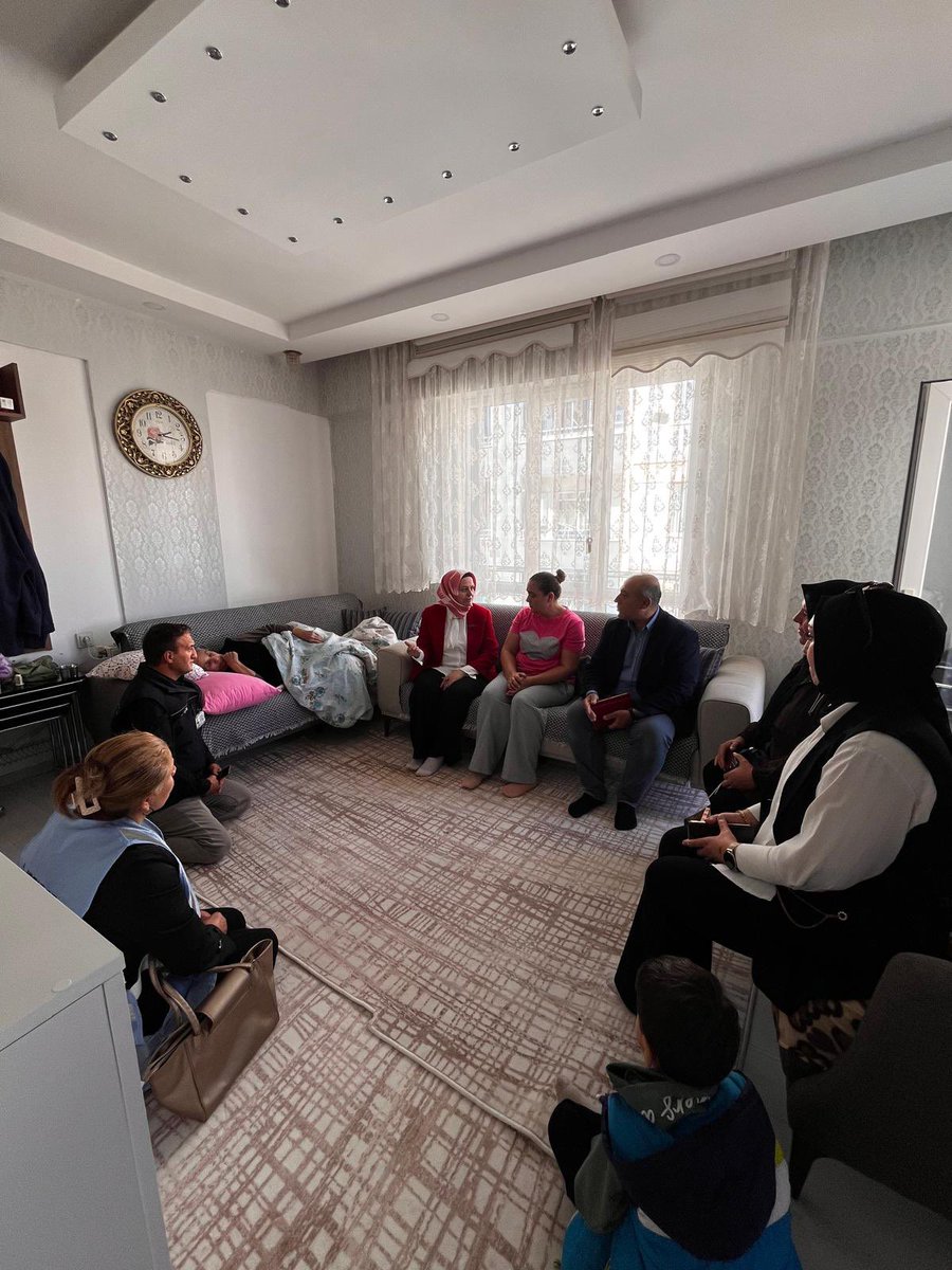 zehraunal27's tweet photo. 📍Beştepe Mahallesi
Bugün @GBBirtibatofisi mahalle temsilcimiz ve meclis üyelerimiz ile birlikte bakıma muhtaç olan depremzede Hatice teyzemizi ziyaret edip hasbihal ettik.Her zaman yanlarında olduğumuzu bildirip @FatmaSahin başkanımızın selamlarını ilettik. https://t.co/WuGh3oRn2Q