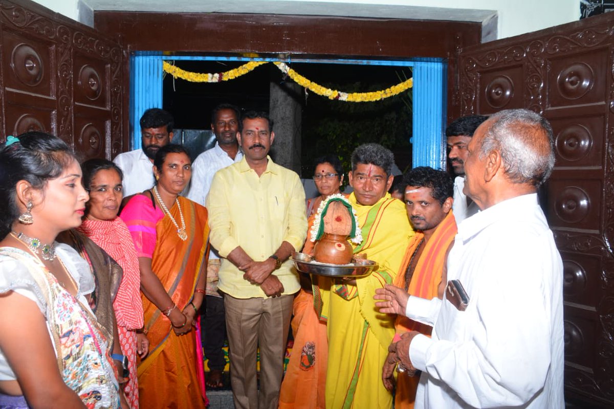 Pallasrinivas4u's tweet image. రాష్ట్ర తెలుగుదేశం పార్టీ అధ్యక్షులు శ్రీ పల్లా శ్రీనివాసరావు గారు ఈరోజు కర్నూలులోని శ్రీకృష్ణ దేవాలయాన్ని దర్శించుకుని వేద పండితుల ఆశీర్వచనాలు తీసుకున్నారు. 16వ తేదీన జరిగే మహాసభ ఘనవిజయం సాధించాలని ప్రత్యేక పూజలు చేశారు.

#PallaSrinivasaRao #TDPStatePresident #TDP #Kurnool