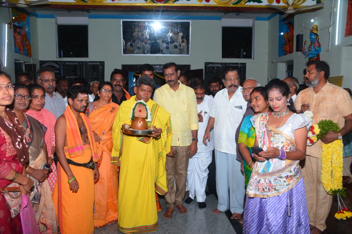 Pallasrinivas4u's tweet image. రాష్ట్ర తెలుగుదేశం పార్టీ అధ్యక్షులు శ్రీ పల్లా శ్రీనివాసరావు గారు ఈరోజు కర్నూలులోని శ్రీకృష్ణ దేవాలయాన్ని దర్శించుకుని వేద పండితుల ఆశీర్వచనాలు తీసుకున్నారు. 16వ తేదీన జరిగే మహాసభ ఘనవిజయం సాధించాలని ప్రత్యేక పూజలు చేశారు.

#PallaSrinivasaRao #TDPStatePresident #TDP #Kurnool