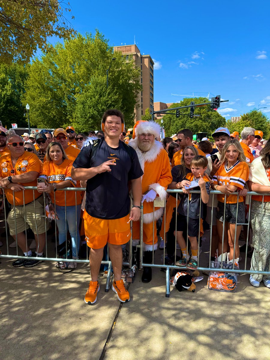 Because Santa is a VOL. My 🧡 #96 Isaiah Inge with Santa at Vol walk. #GBO