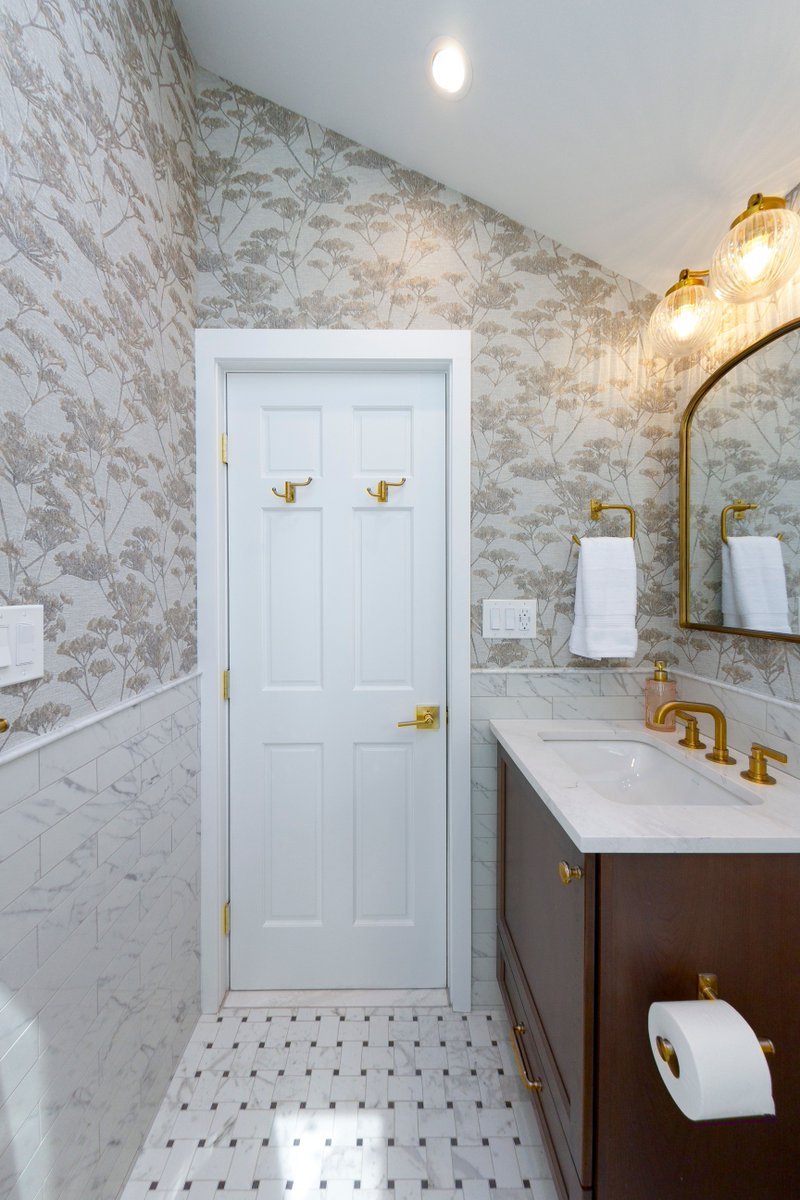 djshomeimprove's tweet photo. This hall bathroom strikes a perfect balance between timeless design and everyday functionality. Soft marble tones and clean lines create a bright, inviting atmosphere, while the @kohler x @studiomcgee Castia collection in Vibrant Brushed Moderne Brass adds sophistication. https://t.co/tt1U4nlubh