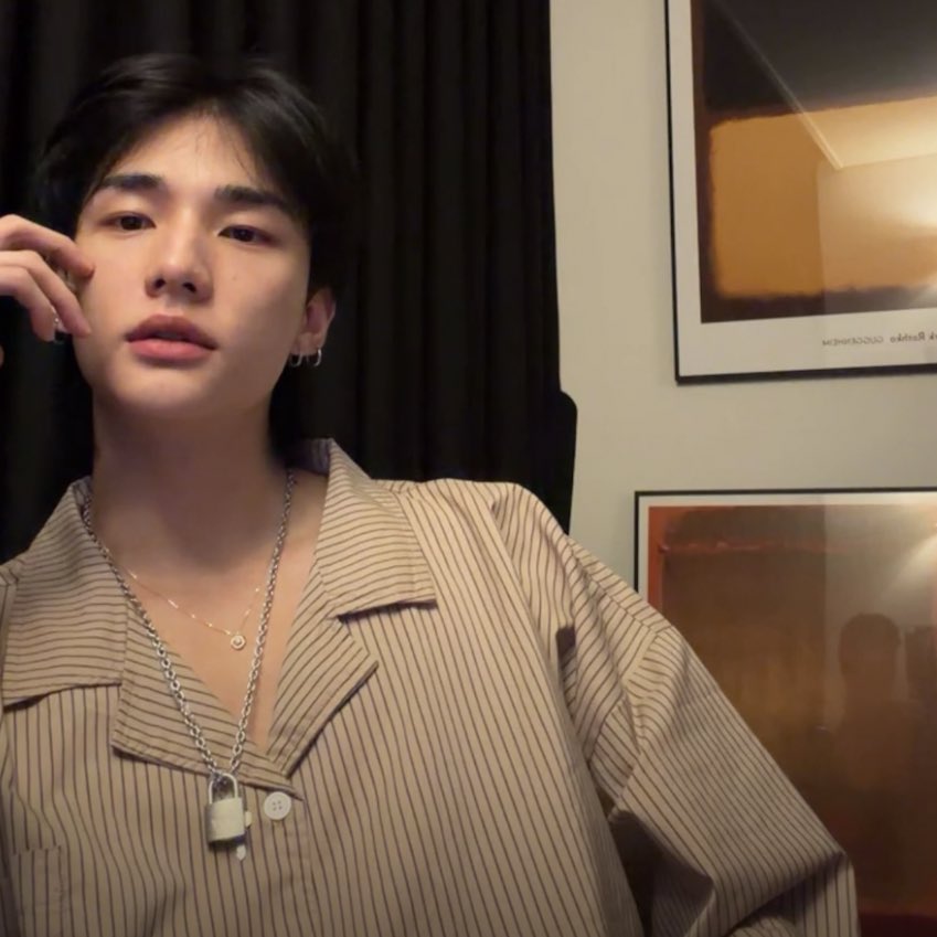 hyunjin looking like THIS while watching his mic &amp; brush performance my god