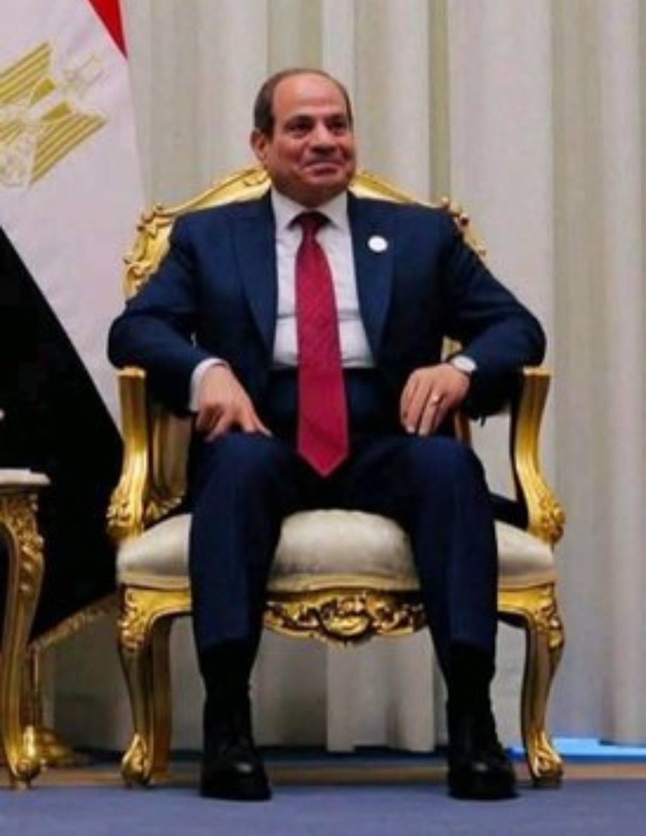 لتكون مفكر أن رفع البنطلون إلى أعلى البطن
يكاد يصل إلى الصدر موضه جديدة نيو لوك 
لا طقم القمصان اللى اشتراهم كلهم قصيرين
فيحاول يدارى على صغر القميص
ويمشي مع الجمهورية المصرية 
#مصر_ارض_القوه_والسلام