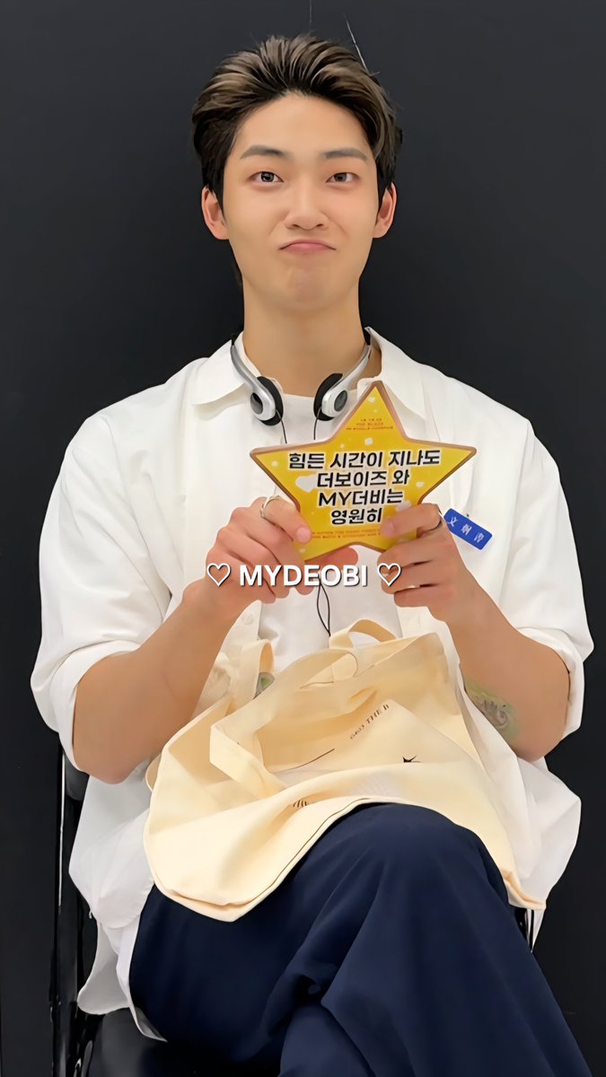 sorry admin tweet memalam... tapi kena share jugak 🥹

harini Kevin pegang banner kita⭐️ he was very touched pastu dia baca our singalong event and went "aww... 시간이 안 지나가".. also Kevin took our banners (and we printed extra for TBZ!) 

walaupun tak berezeki jumpa kat