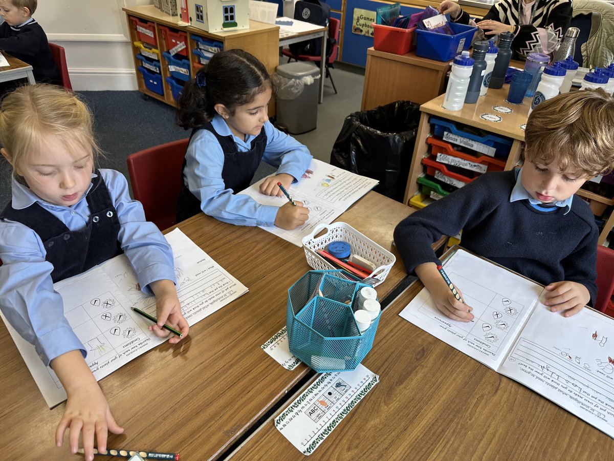 1M scientists excitedly took on their first experiment over the past week - predicting the best environment to grow cress seeds! Would it be without water? Without light? Or do they need both to grow? 💧 ☀️ 🌱 amazing curiosity and questioning from all! <a href="/UptonSciences/">Upton House Science</a> <a href="/UptonHead/">Rhian Thornton</a>
