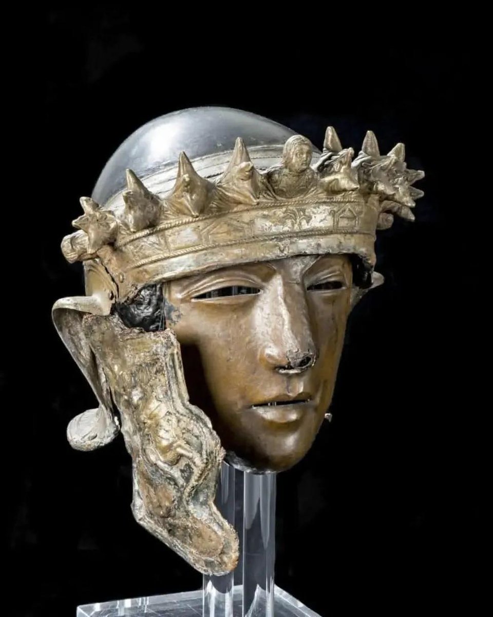 In a remarkable archaeological find, researchers in Türkiye 🇹🇷 have uncovered an ancient iron mask believed to have been worn by a Roman cavalryman approximately 1800 years ago. These rare facial coverings were used during parades, training exercises, and sometimes even in